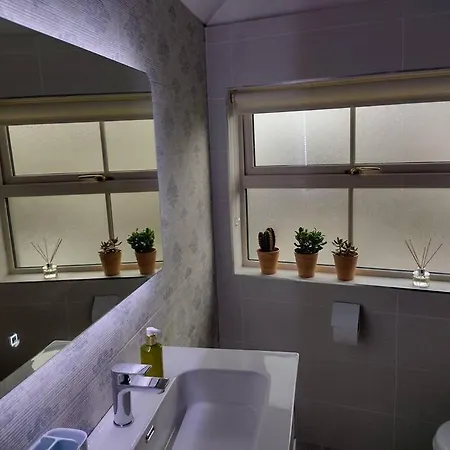 White Birds Townhouse In Town Center سلايغو